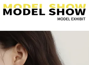 Modella che indossa orecchini geometrici a U in acciaio al titanio placcato oro 18k