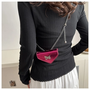 Détail du sac bandoulière triangle rouge métallique avec fermoir papillon argenté
