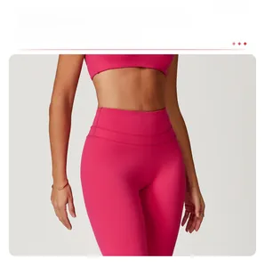 Dettaglio dei pantaloni da yoga a vita alta rosa con doppia cucitura in vita
