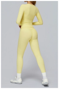 Vue arrière d'un ensemble de yoga jaune moulant montrant le tissu extensible brossé