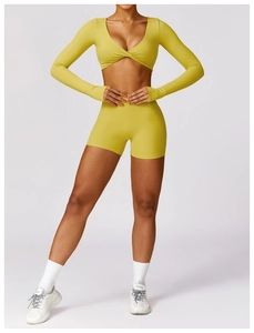 Détail du short de yoga jaune citron à taille haute avec effet push-up et fini mat