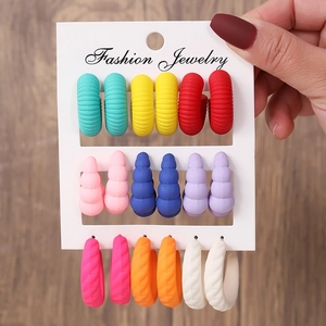 Gros plan sur un lot de 9 paires de boucles d'oreilles en acrylique coloré en résine