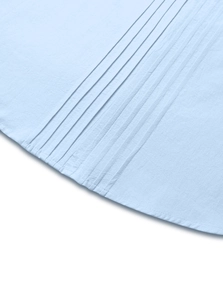 Détail d'une chemise en lin bleu clair avec des plis nervures et un ourlet arrondi