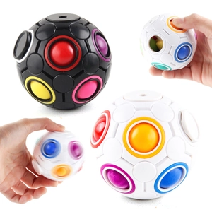Dettaglio ravvicinato del cubo puzzle a sfera arcobaleno con varianti in nero e bianco