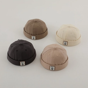 Quattro colori di cappelli docker in cotone per bambini con toppa S per neonati