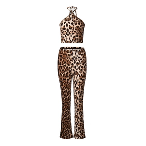 Détail du haut court dos nu léopard et du pantalon évasé taille haute en ensemble