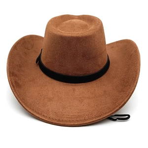 Dettaglio del cappello da cowboy in pelle scamosciata marrone con fascia e cinturino nero