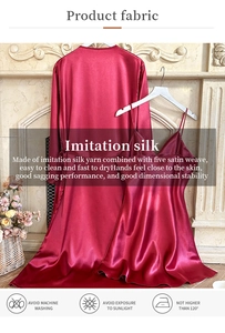 Détail de l'ensemble de nuit bordeaux en satin de soie avec texture lisse