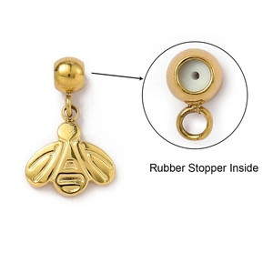 Détail du charm abeille dorée avec stoppeur en caoutchouc pour fixation de collier universel