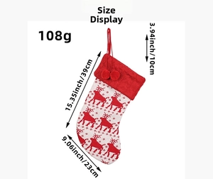 Vista detallada con las dimensiones del calcetín navideño de punto con renos rojos