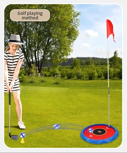 Détail du kit de golf enfant montrant le disque de score et le club sur gazon