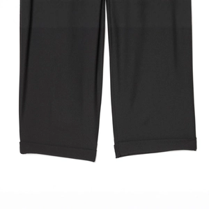 Gros plan des revers de pantalon noir décontracté à taille asymétrique pour femme