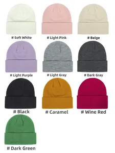 Grille détaillée de bonnets en maille côtelée déclinés en dix couleurs sur fond blanc