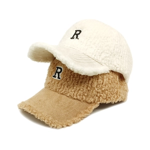 Casquettes de baseball en polaire beige et marron avec broderie 'R' sur fond blanc