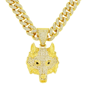 Détail du pendentif tête de loup doré avec cristaux micro-pavés sur une chaîne cubaine