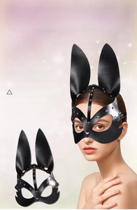 Dettaglio della maschera da coniglio in ecopelle nera con borchie e cinturini regolabili