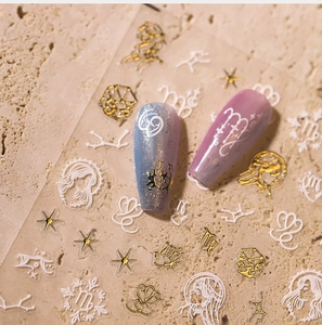 Makro-Detail von Virgo Sternzeichen Gold Nagelstickern auf lila Nagellack-Verlauf