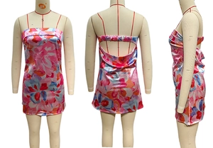 Vue sous trois angles d'une mini robe fleurie dos nu en satin avec imprimé coloré