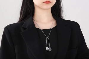 Détail des pendentifs main de Hamsa en argent sur un collier chaîne serpent en Y