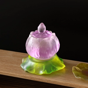 Dettaglio del porta candela loto con base a foglia verde in resina sfumata artistica