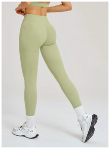 Vue détaillée du legging de yoga vert sauge à taille haute avec poches latérales