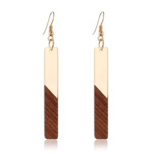 Détail de boucles d'oreilles rectangulaires avec bois et crochets en métal doré