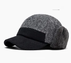 Dettaglio del cappello invernale con parte superiore in maglia e paraorecchie in peluche