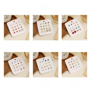Détails de 6 ensembles de petites boucles d'oreilles aux designs variés en grille
