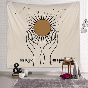 Détail d'une tapisserie bohème avec motif soleil et texte 'No Risk No Magic' gravé