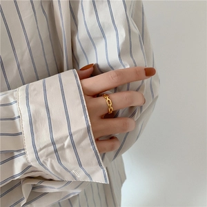 Bague chaîne évidée en acier titane doré 18K portée à la main avec style vintage