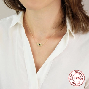 Collier mauvais œil en argent 925 avec zircon bleu porté par un mannequin femme