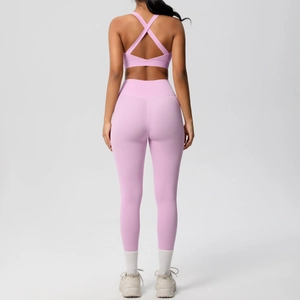 Conjunto deportivo rosa con sujetador de espalda cruzada y mallas de cintura alta de espalda
