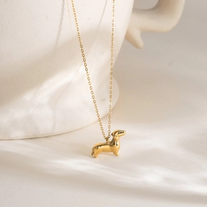 Gepolijste 18K gouden roestvrijstalen ketting met een schattige teckel hanger aan een fijne ketting