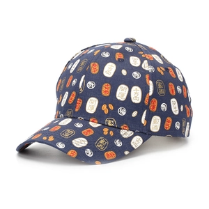 Détail de la casquette bleu marine avec motifs traditionnels de chance et caractères