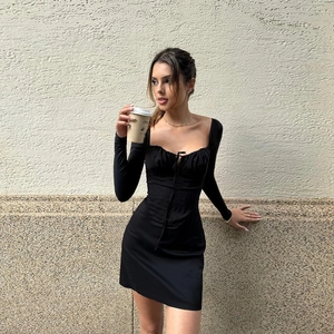 Détail du décolleté carré et du design froncé à cordon sur la robe courte noire