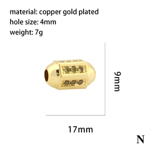Détail macro d'une perle barillet de 17mm en cuivre plaqué or avec incrustations de zircons