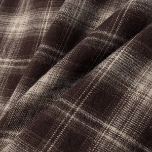 Gros plan sur un tissu de flanelle à carreaux marron et beige à texture brossée douce