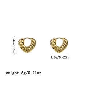 Vue détaillée de boucles d'oreilles cœur dorées avec texture et dimensions