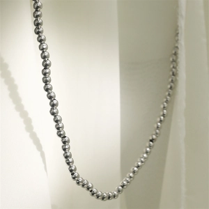 Elegante silberne Perlenkette mit Hochglanz-Finish auf weißem Satinhintergrund