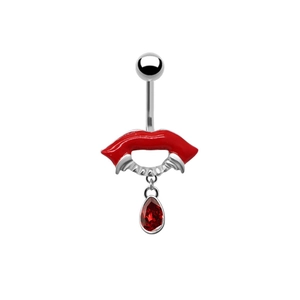 Détail de piercing nombril lèvres rouges avec crocs et breloque goutte rouge foncé