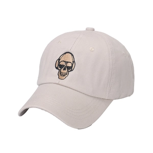 Casquette baseball beige style hip-hop avec broderie tête de mort sur fond blanc