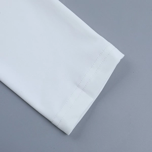 Dettaglio della doppia cucitura sul polsino della manica del vestito bianco