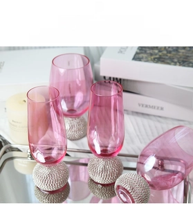 Vue détaillée du verre sans plomb rose avec base sphérique incrustée de strass