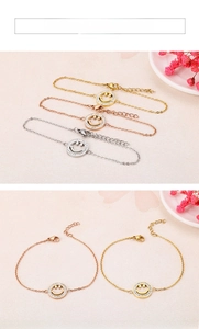 Detail von drei Smile-Armbändern in Gold, Roségold und Silber mit glänzenden Zirkonia