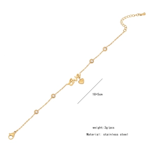 Details des goldenen Edelstahlarmbands mit LOVE-Anhänger und Zirkonia-Steinen