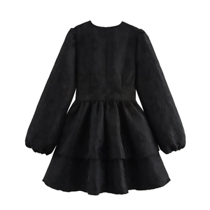 Elegantes schwarzes Langarm-Minikleid mit V-Ausschnitt, Blumenprägung und Stufenrock