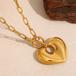 Dettaglio della collana con pendente a cuore in oro 18K con catena grossa e chiusura a T