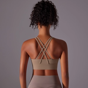 Dettaglio delle spalline incrociate sul retro di un reggiseno sportivo da donna