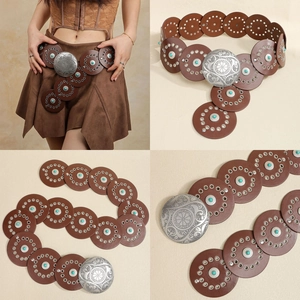 Détails de la ceinture en cuir marron avec incrustation turquoise et boucle gravée