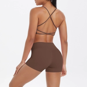 Détail du soutien-gorge de yoga à dos croisé et short taille haute marron foncé